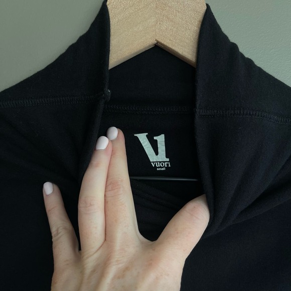Vuori Cleo Sweatshirt Black Funnelneck Size Small Casual Comfortable Athletic - Picture 12 of 16